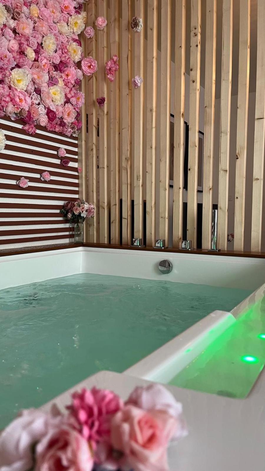 Apparemment Jacuzzi Balneo Centre De Appartement