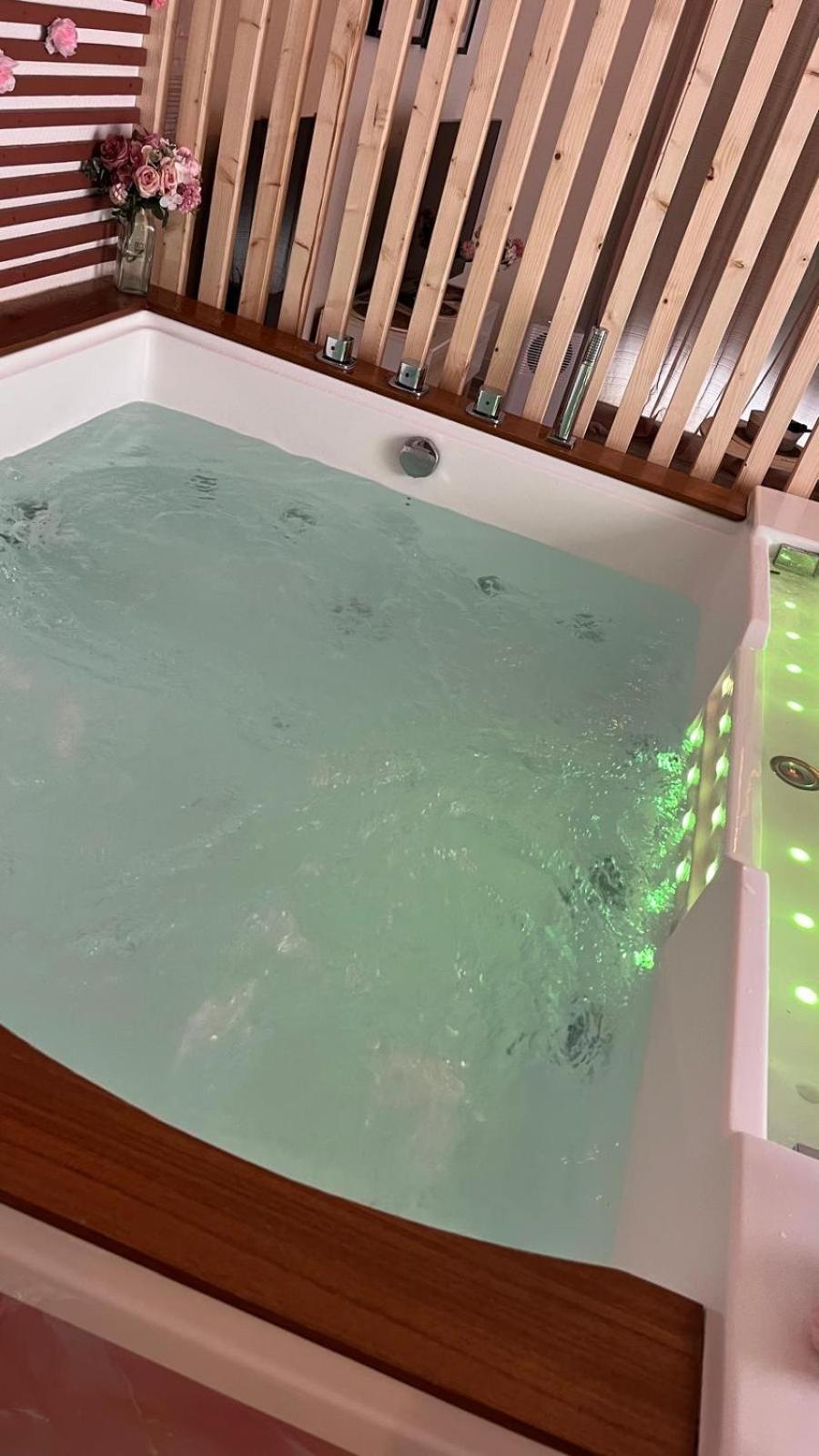 Apparemment Jacuzzi Balneo Centre De Appartement *